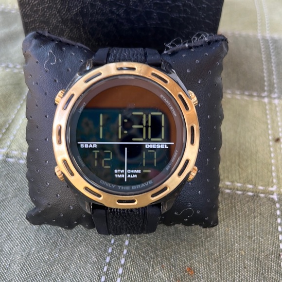 DIESEL WATCH - Picture 1 of 3